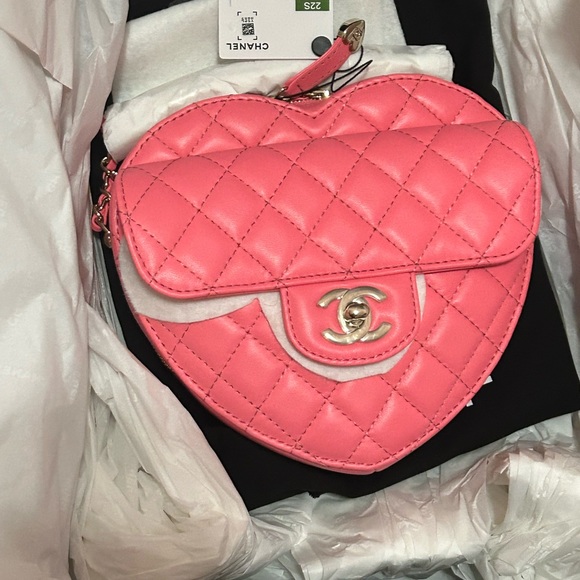 CHANEL HEART BAG - Picture 6 of 6